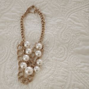 Elegant Gold and Pearl Necklace